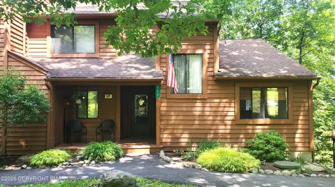 117 Meadow View Ct, Bushkill, PA 18324