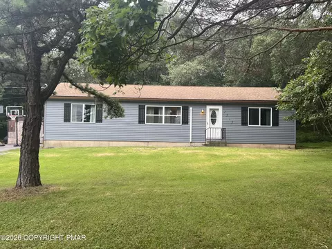 2215 Yellowstone Dr, Blakeslee, PA 18610
