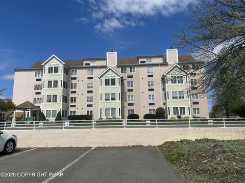 3 Village Cir, Stroudsburg, PA 18360