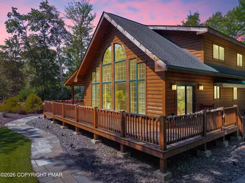 7 Lookout Pt, Lake Harmony, PA 18624