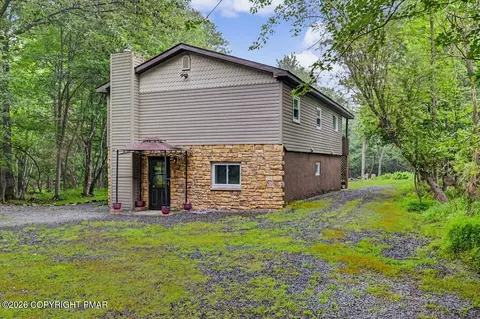 389 Clearview Dr, Long Pond, PA 18334