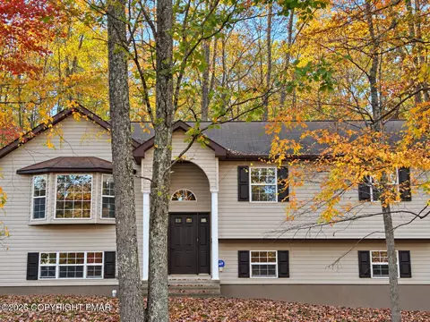 1147 Hunters Woods Dr, East Stroudsburg, PA 18301