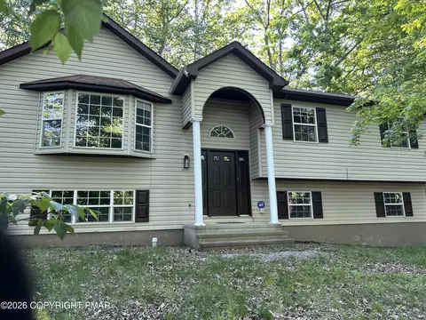 1147 Hunters Woods Dr, East Stroudsburg, PA 18301