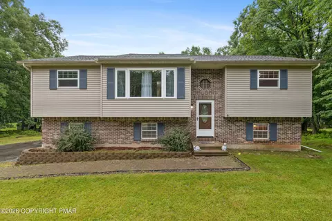 2210 S Rocky Mountain Dr, Effort, PA 18330