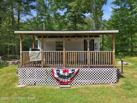 216 N Shore Dr, Greentown, PA 18426