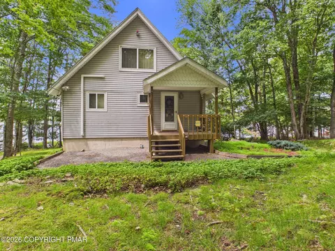 1293 Arrowhead Dr, Pocono Lake, PA 18347
