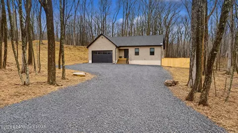 128 Pitch Pine Dr, Milford, PA 18337
