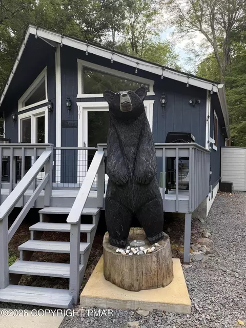 121 Ski Trl, Pocono Lake, PA 18347