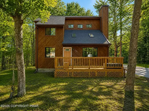7277 Long Pine Dr, Tobyhanna, PA 18466
