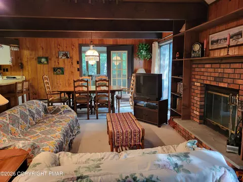 Living - 6384 Decker Rd, Bushkill, PA 18324 photo 2 of 6
