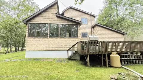 2143 Rosemont Dr, Tobyhanna, PA 18466