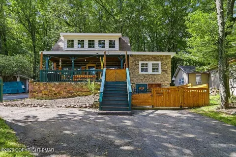 71 S Lake Dr, Lake Harmony, PA 18624