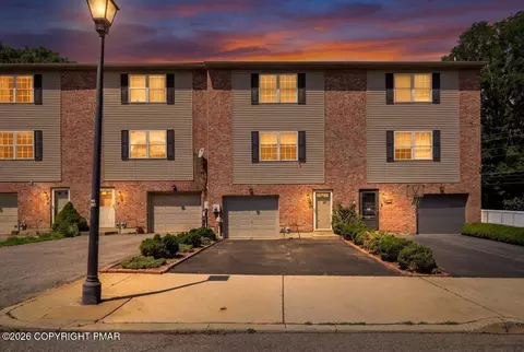 13 Jazz Cir, Whitehall, PA 18052