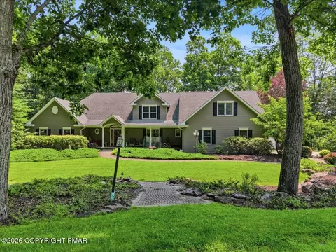 120 Indianwood Dr, Stroudsburg, PA 18360