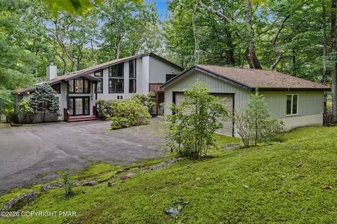 124 Whippletree Ln, Hawley, PA 18428