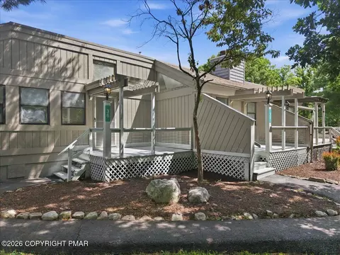105 Condor Dr, Tamiment, PA 18371