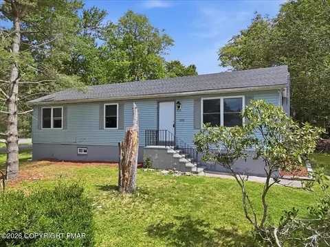 5358 Lockwood Dr, Tobyhanna, PA 18466