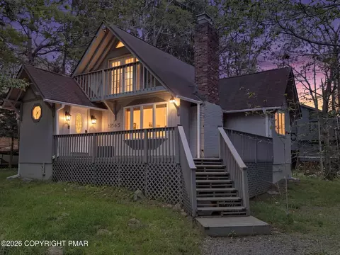 968 Country Place Dr, Tobyhanna, PA 18466