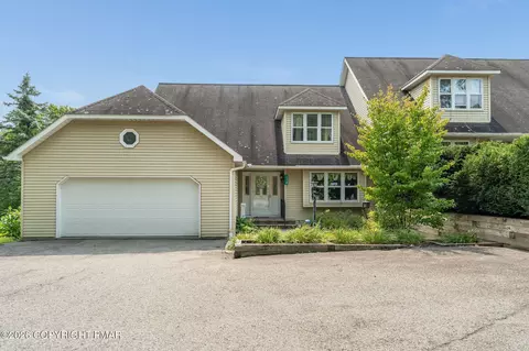 112 Village View Ct, Tannersville, PA 18372