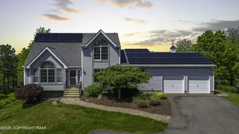 125 English Ivy Ct, Long Pond, PA 18334