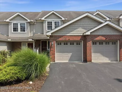 32 Oak Leaf Ln, East Stroudsburg, PA 18301