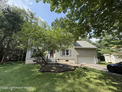 1127 Thunder Dr, Pocono Summit, PA 18346