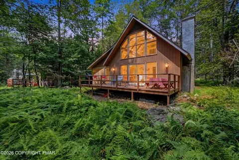 1521 Crestview Ln, Pocono Pines, PA 18350