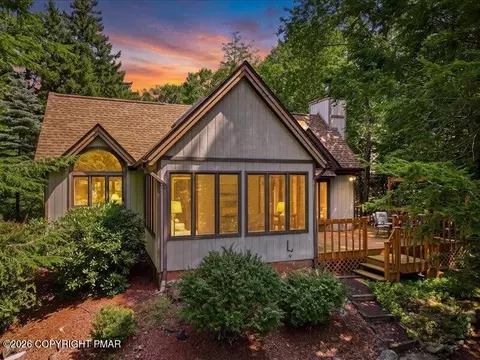 2208 Hillcrest Dr, Pocono Pines, PA 18350
