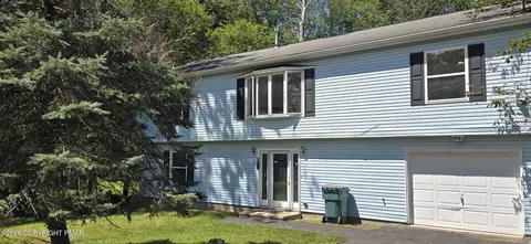 889 Country Place Dr, Tobyhanna, PA 18466