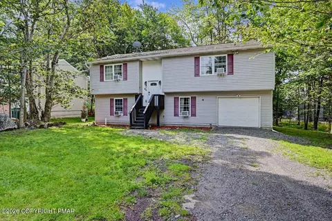 8440 Bear Trail Dr, Tobyhanna, PA 18466