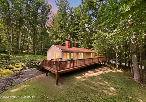132 Ski Haven Dr, Cresco, PA 18326