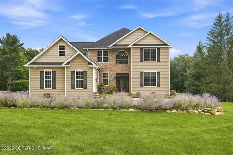 724 Silver Fox Ln, Stroudsburg, PA 18360