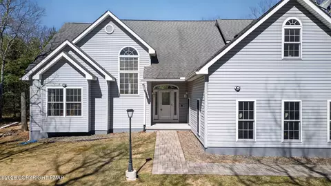 162 Oak Ridge Dr, Milford, PA 18337