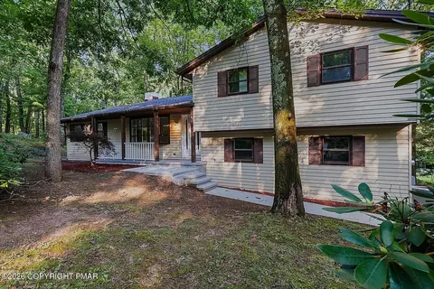 516 Black Oak Dr, Tannersville, PA 18372