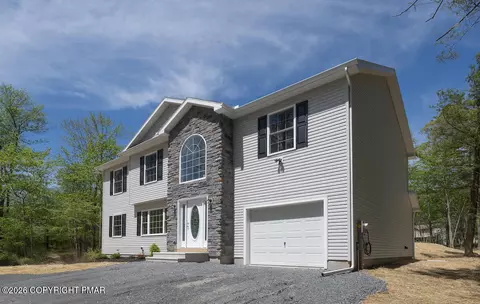 8912 Deerfield Rd, Tobyhanna, PA 18466