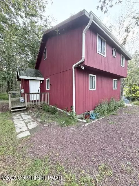 9078 Idlewild Dr, Tobyhanna, PA 18466