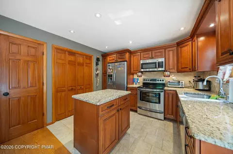Kitchen - 187 Radcliff Rd, Bushkill, PA 18324 photo 2 of 2
