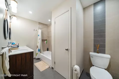 Bath - 187 Radcliff Rd, Bushkill, PA 18324 photo 3 of 4