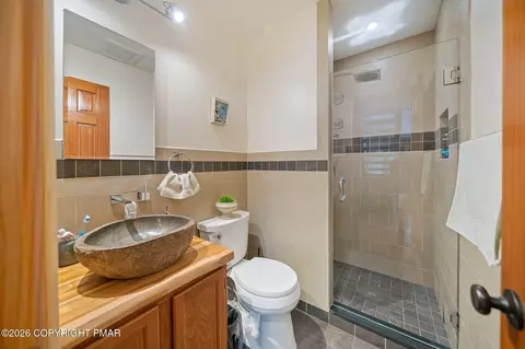 Bath - 187 Radcliff Rd, Bushkill, PA 18324 photo 1 of 4