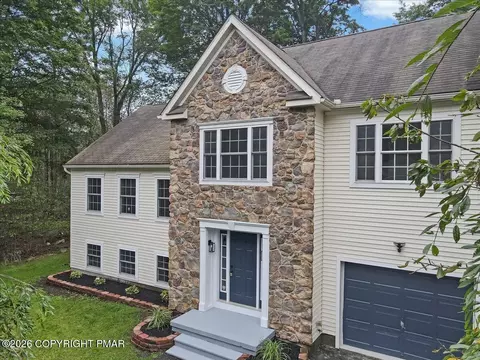 2704 Starlight Ter, Tobyhanna, PA 18466
