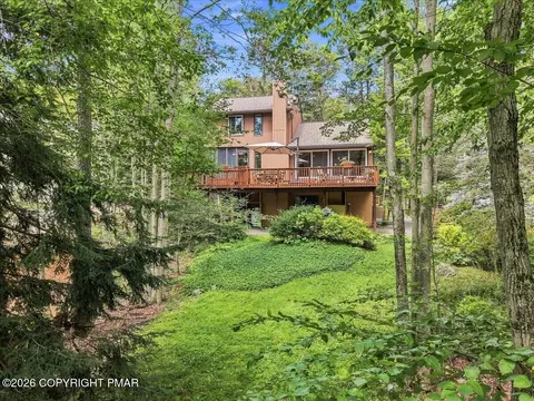 6262 Lakeview Dr, Pocono Pines, PA 18350