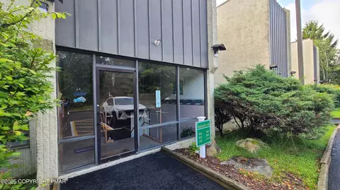 146 Foxfire Dr, Mount Pocono, PA 18344