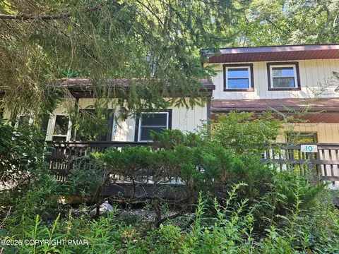 10 Villas Rd, Mount Pocono, PA 18344