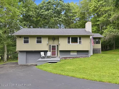 103 Water View Dr, Hawley, PA 18428