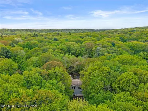 58 Wood St, Lake Harmony, PA 18624