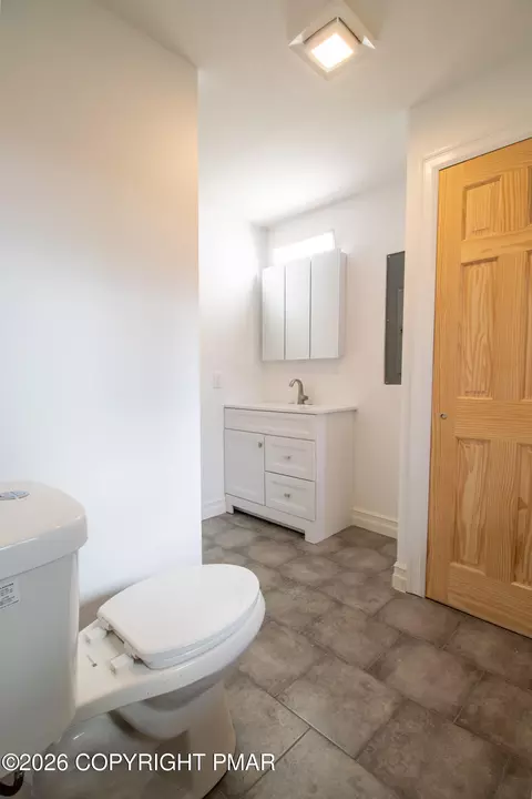 Bath - 1142 Yorkshire Ln, Bushkill, PA 18324 photo 1 of 5