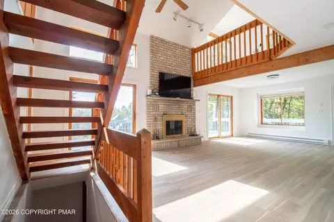 Living - 1142 Yorkshire Ln, Bushkill, PA 18324 photo 5 of 10