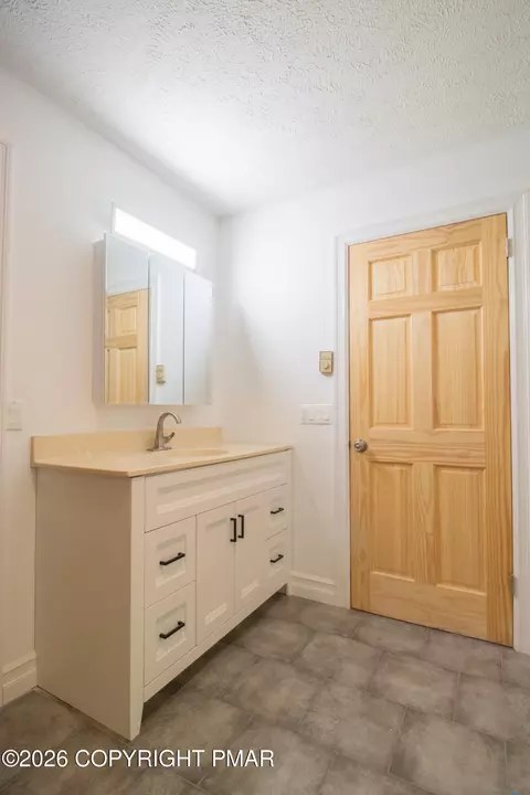 Bath - 1142 Yorkshire Ln, Bushkill, PA 18324 photo 4 of 5
