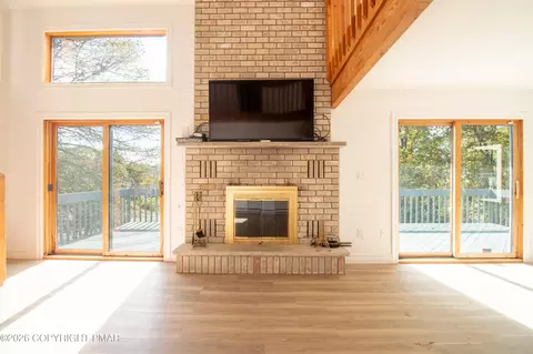 Living - 1142 Yorkshire Ln, Bushkill, PA 18324 photo 9 of 10