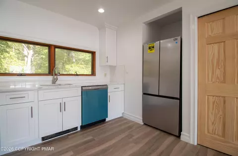 Kitchen - 1142 Yorkshire Ln, Bushkill, PA 18324 photo 4 of 4